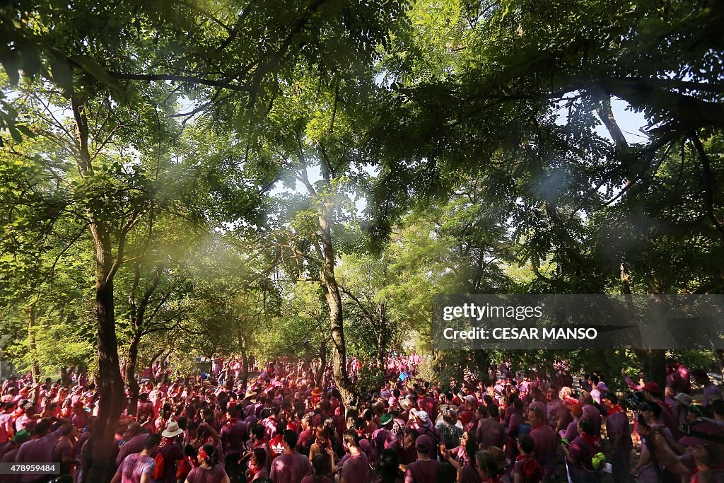 SPAIN-TRADITION-TOURISM-FESTIVAL-BATTLE-WINE