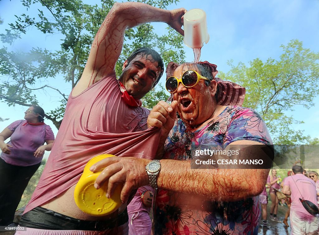 SPAIN-TRADITION-TOURISM-FESTIVAL-BATTLE-WINE