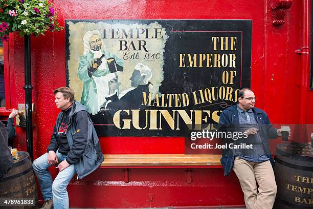 beber cerveja no bar do templo em dublin, irlanda - cultura irlandesa imagens e fotografias de stock