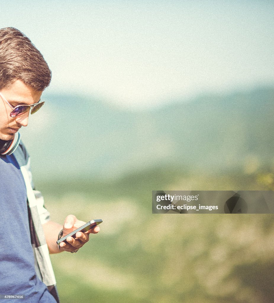 Hombre usando teléfono inteligente