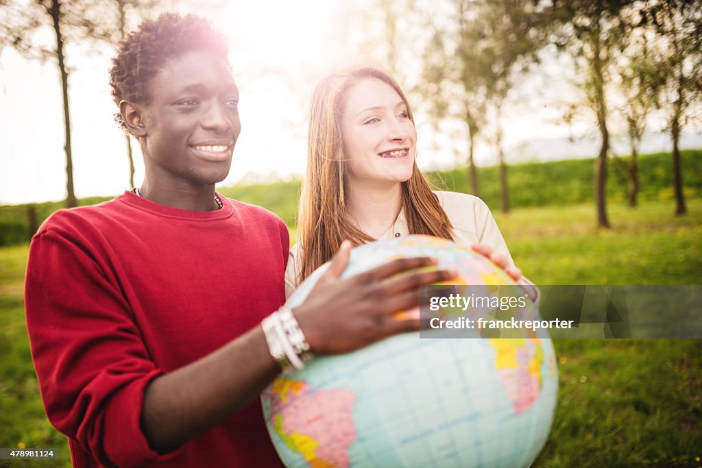 Student lächelnd Teenager mit Welt