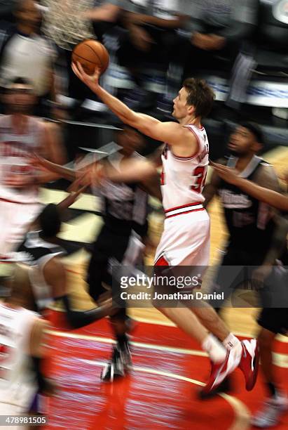 Mike Dunleavy of the Chicago Bulls drives to the basket against the Sacramento Kings at the United Center on March 15, 2014 in Chicago, Illinois. The...