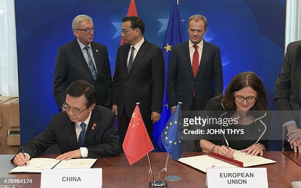 China's Minister of Commerce Gao Hucheng and EU Commissioner of Trade Cecilia Malmstrom sign an agreement on Memorandum of Understanding on...