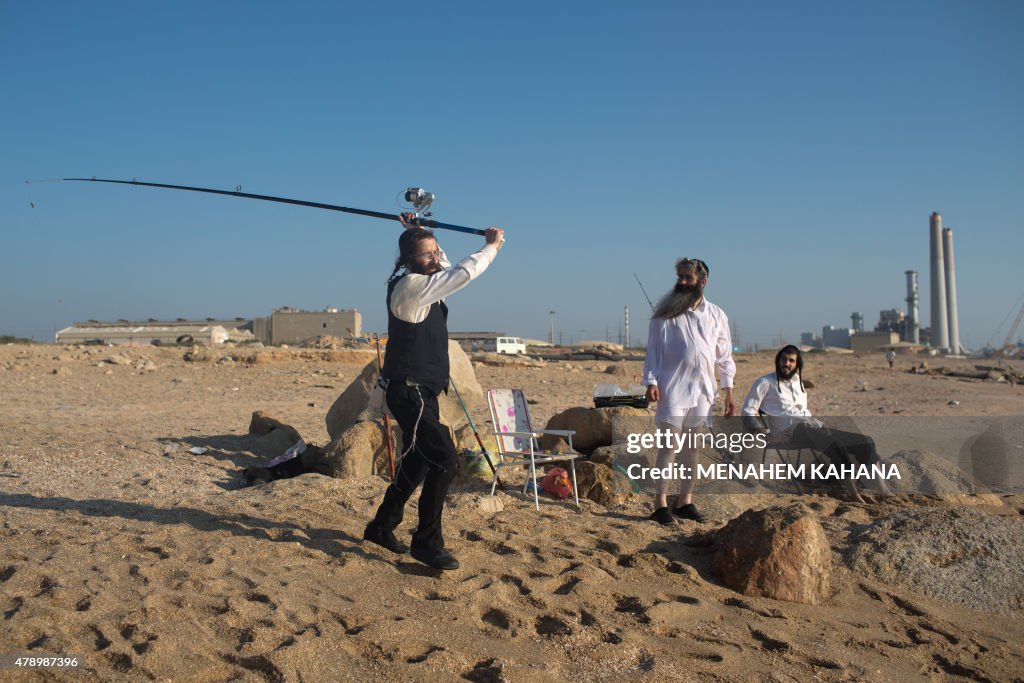 TOPSHOT-ISRAEL-FISHING-ORTHODOX-JEWS