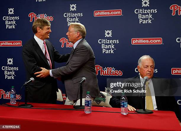 John Middletown, left, part owner of Philadelphia Phillies shakes hands with Andy MacPhail, center as Pat Gillick, right, looks on, after a press...