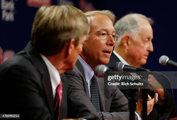 Andy MacPhail, center, answers a question asJohn Middletown, left, part owner of Philadelphia Phillies and president Pat Gillick, right, listen in...