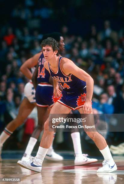 Paul Westphal of the Phoenix Suns in action against the Washington Bullets during an NBA basketball game circa 1978 at the Capital Centre in...