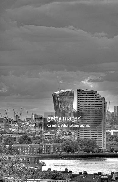 skyline sul tamigi a londra - stazione di monument londra foto e immagini stock