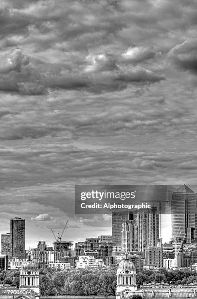 skyline over the thames in london - monument station london 個照片及圖片檔