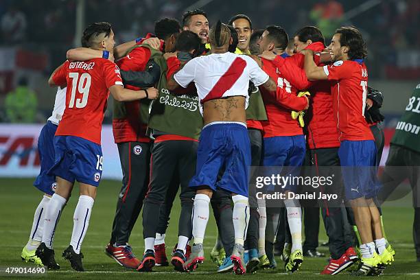 Players of Chile celebrate after the 2015 Copa America Chile Semi Final match between Chile and Peru at Nacional Stadium on June 29, 2015 in...