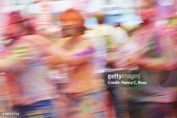 conga line danse de holi festival de couleur - faire la chenille photos et images de collection