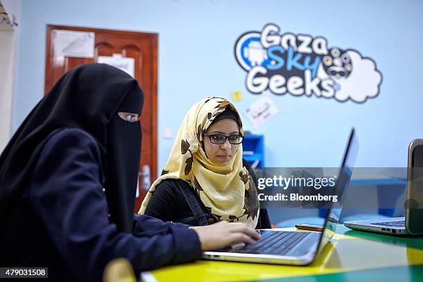 It Trainee Computer Works Computer Trainee Photos and Premium High Res Pictures - Getty Images