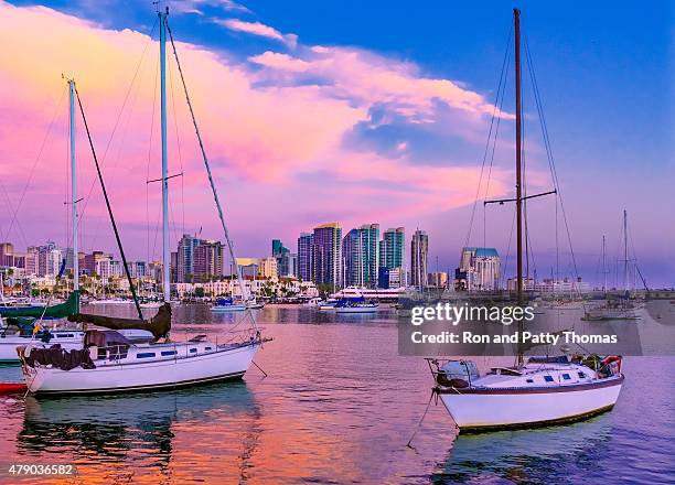 wolkenkratzer die skyline von san diego, den hafen, ein segelboot, ca tel. - san diego stock-fotos und bilder