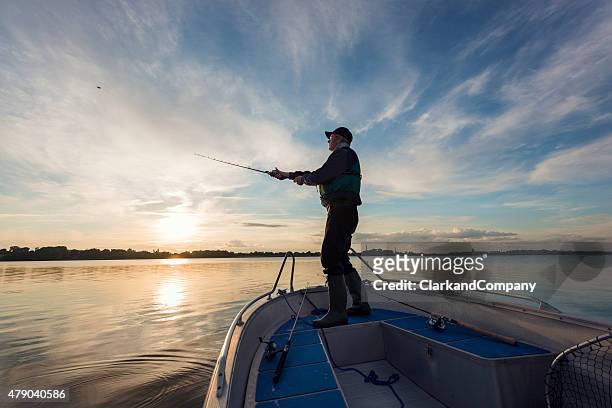 pescatore casting il suo line - mezzo di trasporto marittimo foto e immagini stock