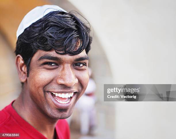 joven sonriente - gorra a modo de casquete fotografías e imágenes de stock