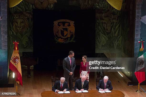 Spanish King Felipe VI and Queen Letizia, Rector of University of Salamanca Daniel Hernandez Ruiperez, Rector of UNAM Jose Narro and Director of...