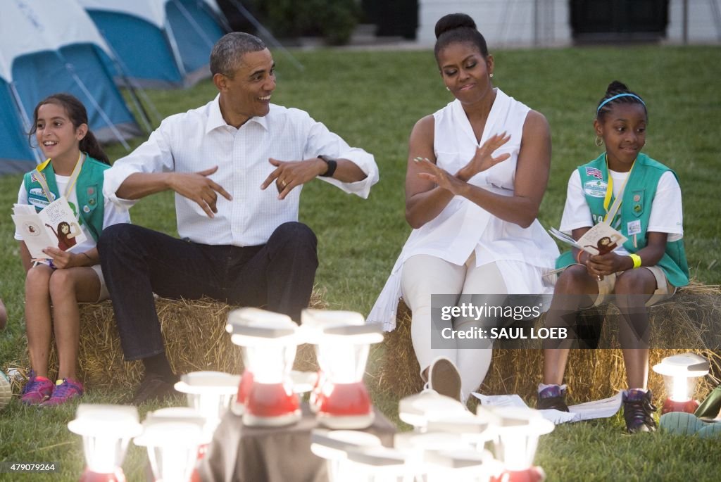 TOPSHOT-US-POLITICS-OBAMA-GIRL SCOUTS