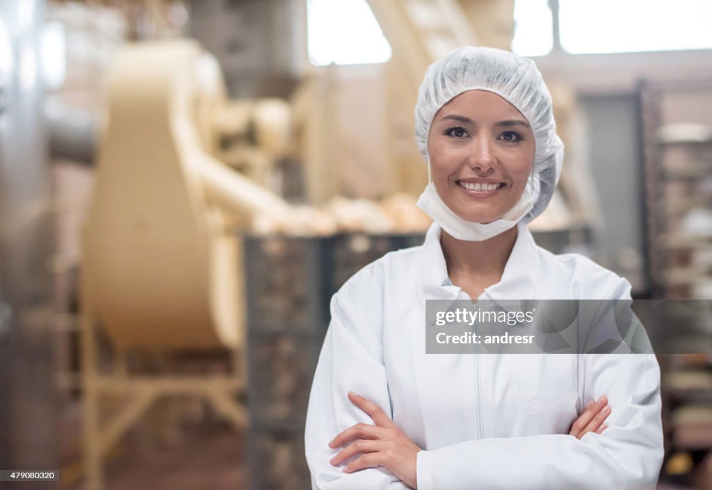 Frau arbeitet in einem food factory 