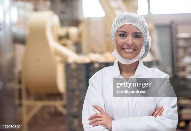 femme travaillant dans une usine de restauration  - boulangerie industrielle photos et images de collection