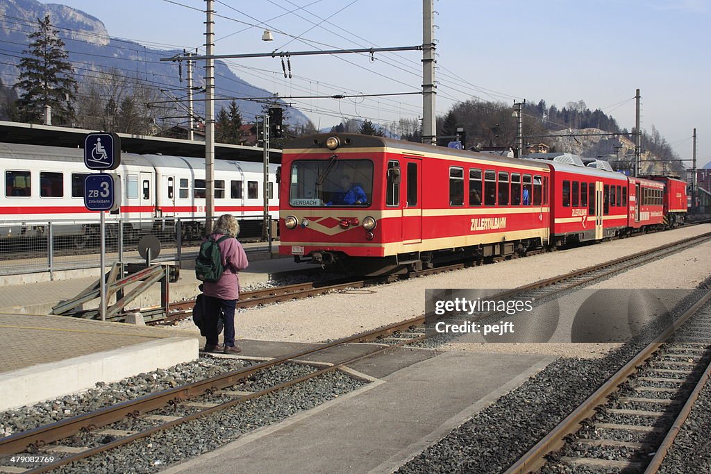 Zillertalbahn Jenbach llegar a la estación de tren