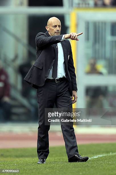 Domenico Di Carlo head coach of AS Livorno Calcio shouts instructions to his players during the Serie A match between AS Livorno Calcio and Bologna...