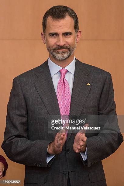 King Felipe VI claps during a meeting with members of the Spanish Community at Hospital Espanol on June 30, 2015 in Mexico City, Mexico. The Spanish...