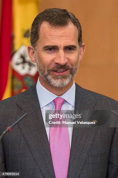 King Felipe VI gives a speech during a meeting with members of the Spanish Community at Hospital Espanol on June 30, 2015 in Mexico City, Mexico. The...