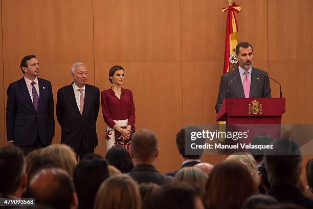 King Felipe VI gives a speech during a meeting with members of the Spanish Community at Hospital Espanol on June 30, 2015 in Mexico City, Mexico. The...