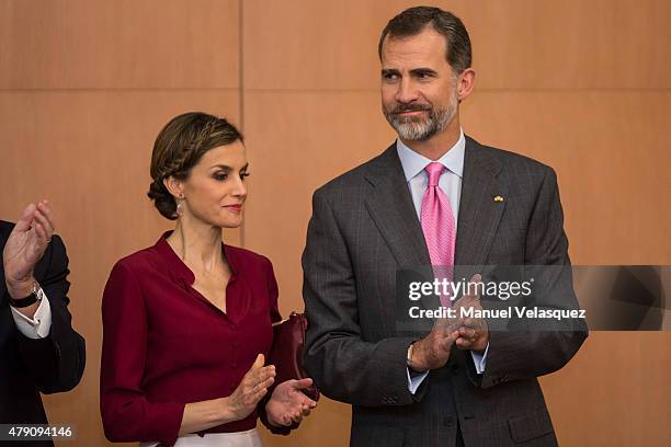 King Felipe VI and Queen Letizia clap during a meeting with members of the Spanish Community at Hospital Espanol on June 30, 2015 in Mexico City,...