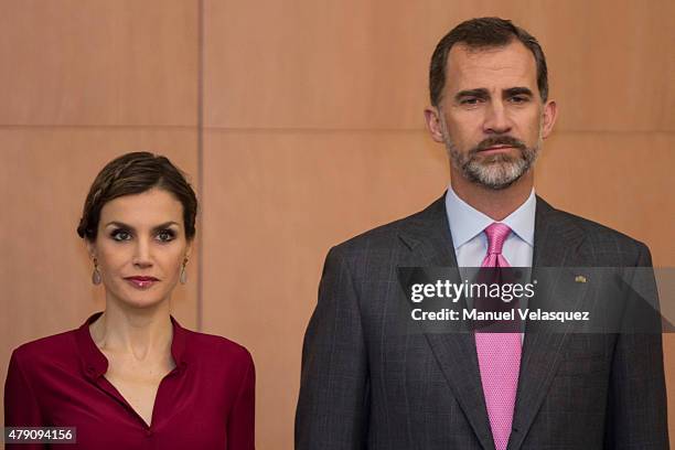 King Felipe VI and Queen Letizia pose during a meeting with members of the Spanish Community at Hospital Espanol on June 30, 2015 in Mexico City,...