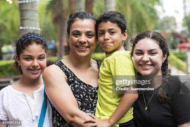 mujer hispana con sus hijos - familia con tres hijos fotografías e imágenes de stock