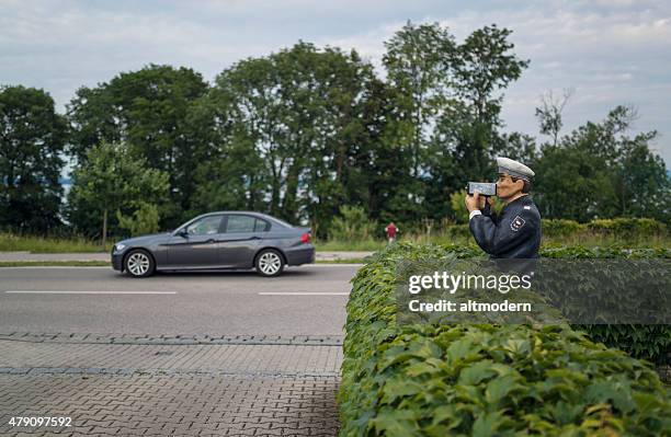 abbildung eines polizisten mit radar - verkehrskontrolle stock-fotos und bilder