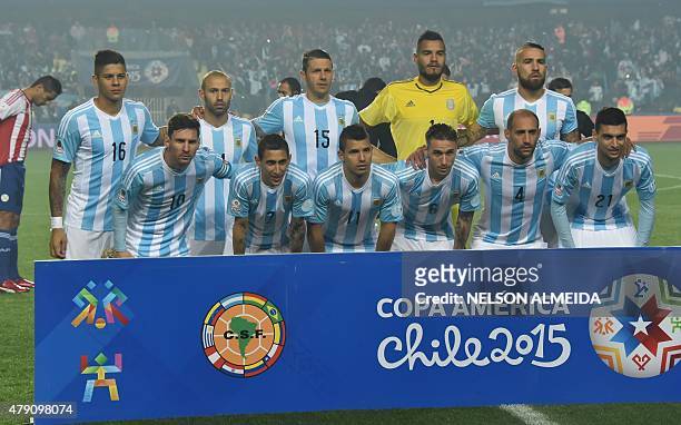 Argentina's players pose before their Copa America semifinal football match against Paraguay in Concepcion, Chile on June 30, 2015. AFP PHOTO /...