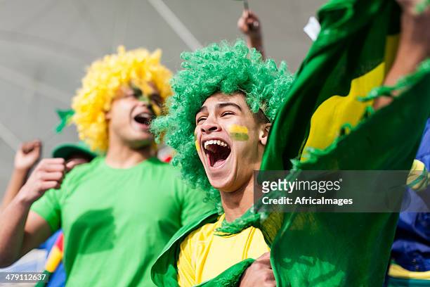 verzückt brasilianische fan sie sich ein football-spiel - fußball wm stock-fotos und bilder