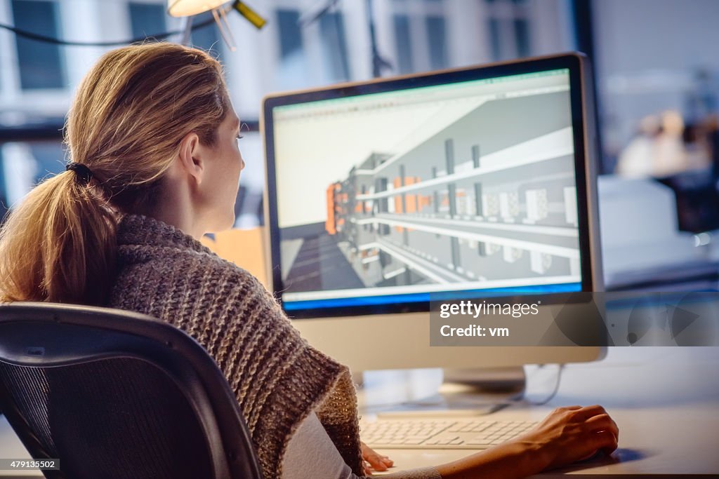 Weibliche Architekt Arbeiten am Computer