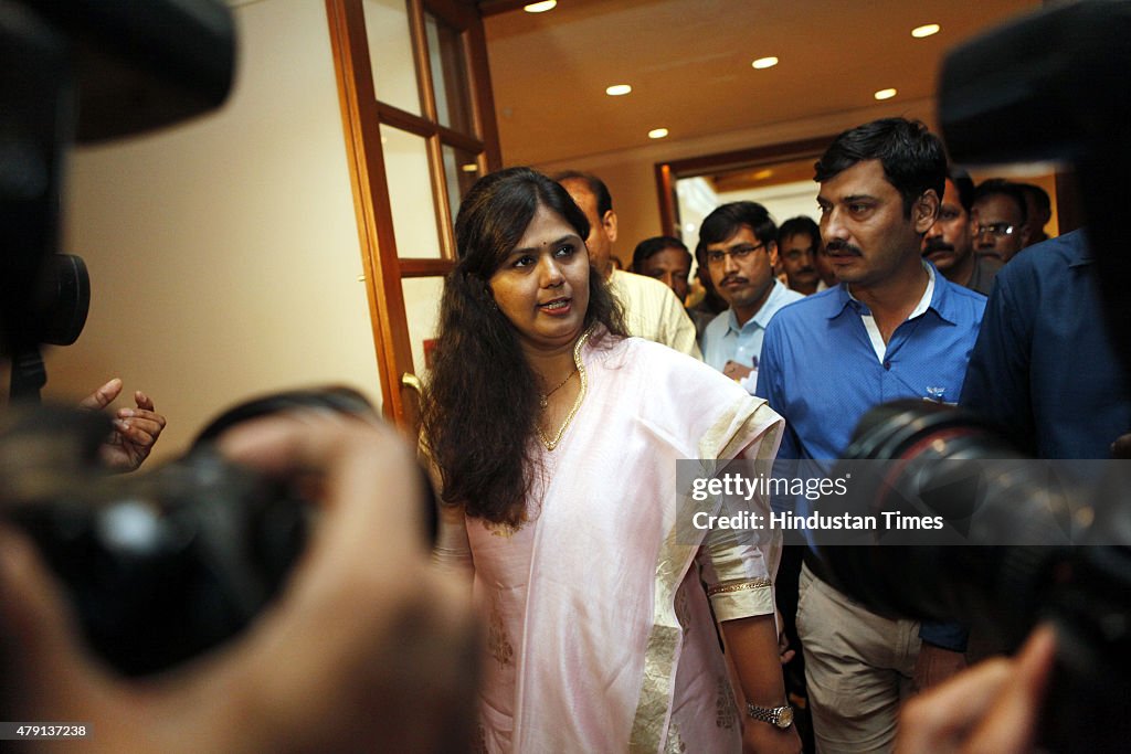 Press Conference Of Pankaja Munde On Chikki Scam Charges