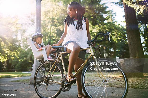 mutter und tochter genießen sie eine fahrradtour - fahrradsattel stock-fotos und bilder