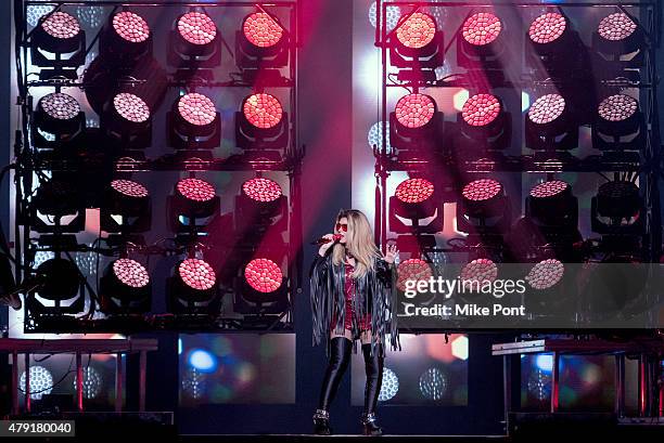 Shania Twain performs on stage at Nassau Veterans Memorial Coliseum on July 1, 2015 in Uniondale, New York.