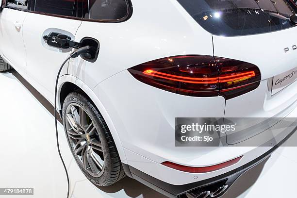 porsche cayenne s e-hybrid plug-in hybrid suv close up - porsche cayenne stock pictures, royalty-free photos & images