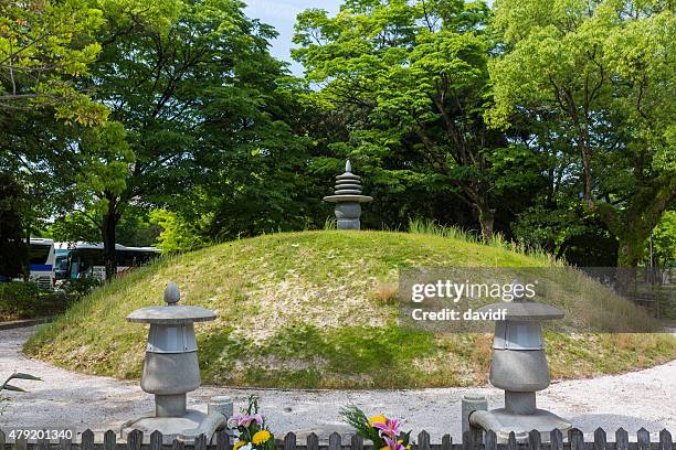 burial mound at hiroshima peace park - tomb stock pictures, royalty-free photos & images