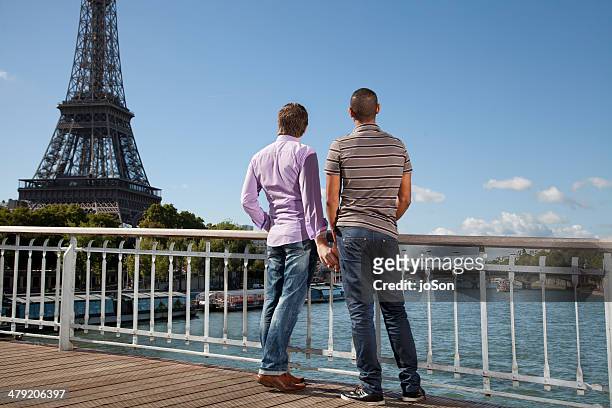 gay couple holding hands in ,paris - couple paris tour eiffel trocadero stockfoto's en -beelden