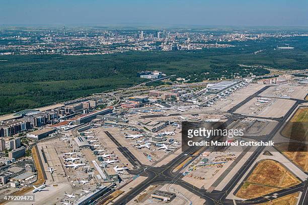 frankfurt airport aerial view - aeroporto internazionale di francoforte foto e immagini stock
