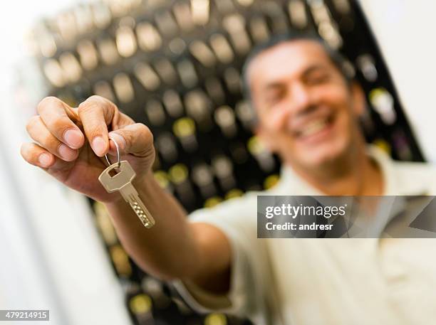 locksmith copying a key - locksmith stockfoto's en -beelden