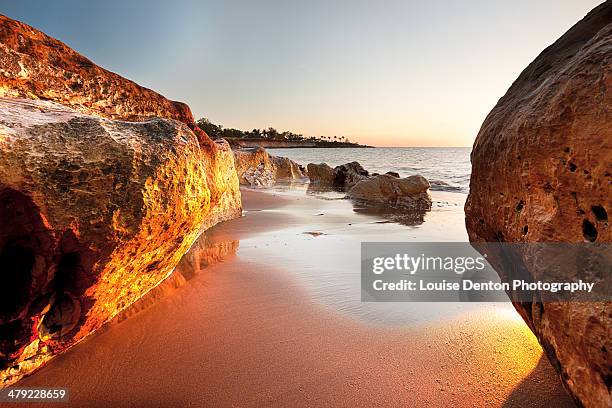 through the golden gateway - darwin imagens e fotografias de stock