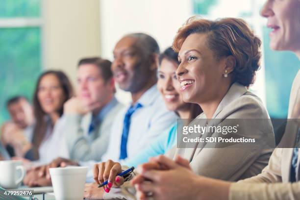 afrikanische amerikanische geschäftsfrau hören seminar lautsprecher bei business-konferenz - board room stock-fotos und bilder