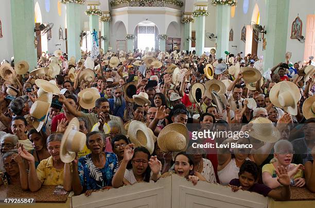 Romeiros de diversos estados das regiões norte e nordeste do Brasil participam na Basílica Menor de Nossa Senhora das Dores da missa de despedida dos...