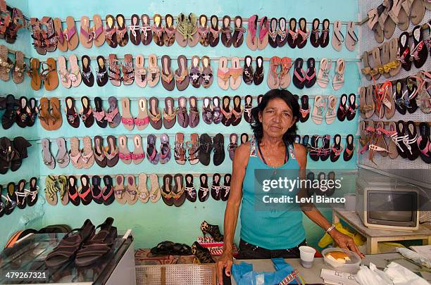 Vendedora de sandálias no centro de Juazeiro do Norte, Brasil. | Sandals merchant at Centre of Juazeiro do Norte, Brazil | Sandália, sapato,...