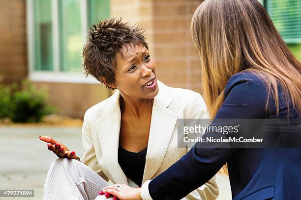 weibliche african american büroangestellter reagiert negativ, um schlechte nachrichten - business confuse conflict stock-fotos und bilder