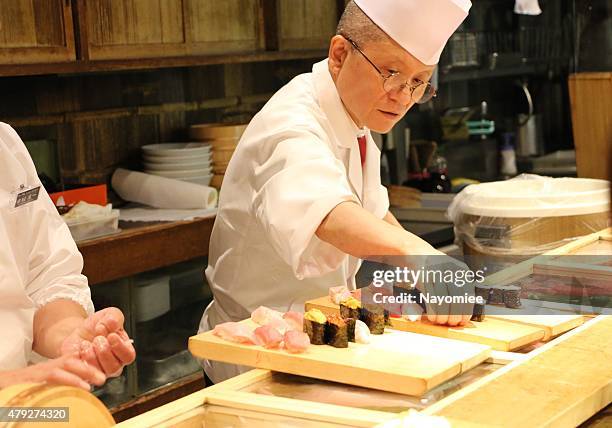 di sushi al tsukiji chef - mercato del pesce di tsukiji foto e immagini stock