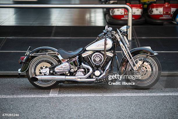 harley davidson motorbike - harley davidson stock pictures, royalty-free photos & images